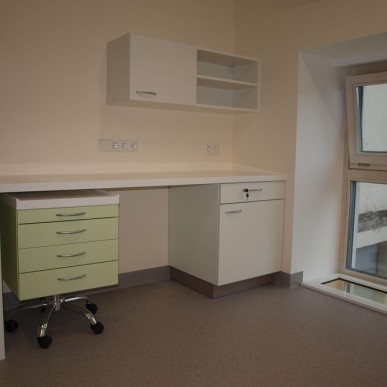 Medicinos įstaigos darbo stalas su stalčių spintele ant ratukų ir pakabinama lentynele